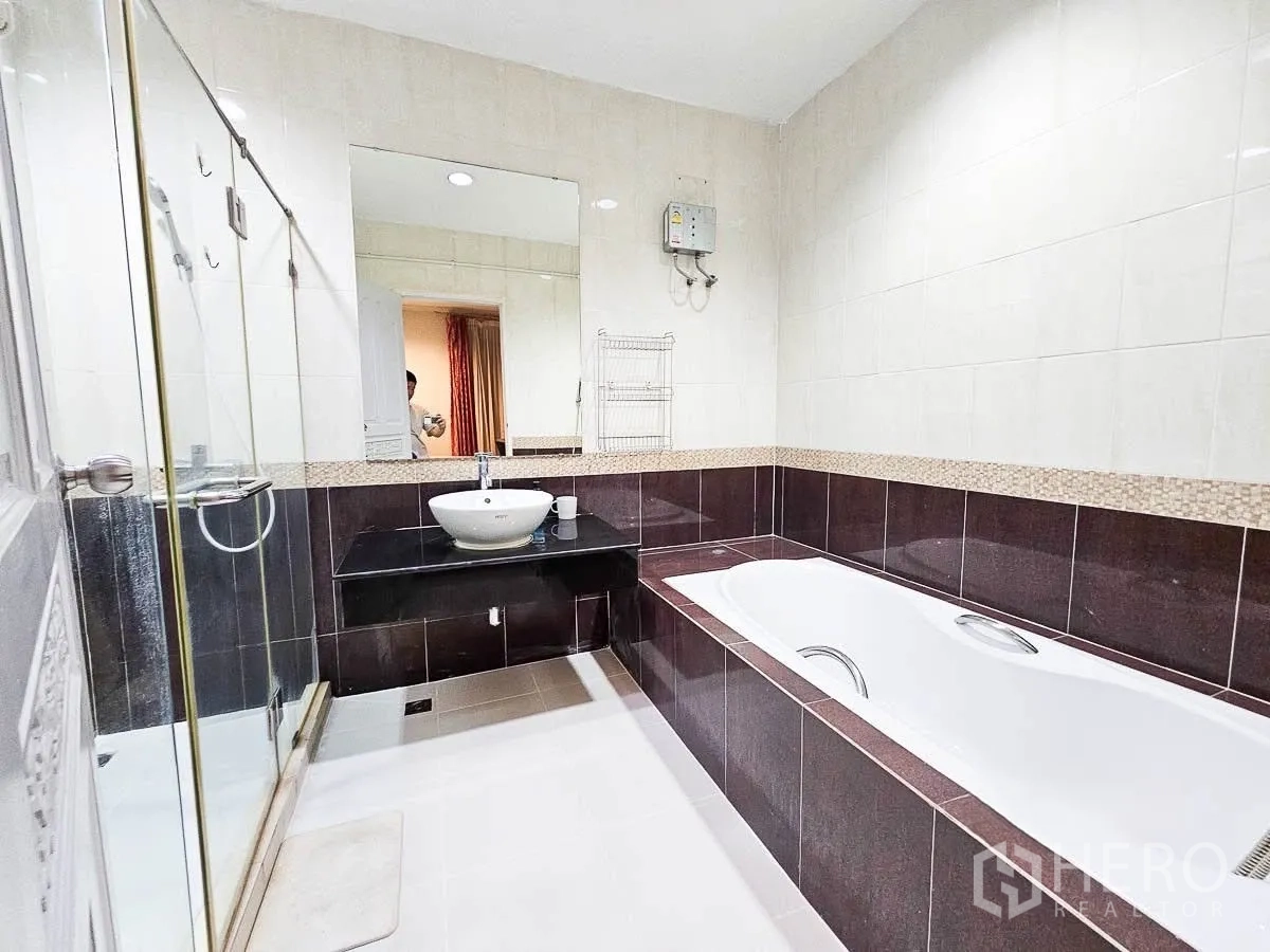 ทาวน์เฮาส์ for rent in Yan Nawa, Bangkok - ห้องน้ำพร้อมอ่างอาบน้ำ ฝักบัวกระจก และอ่างล้างหน้าแบบวางบนเคาน์เตอร์