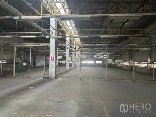 工厂 出租在Khlong Luang, Pathum Thani - 厂内生产大厅，钢结构屋架与网格隔栏