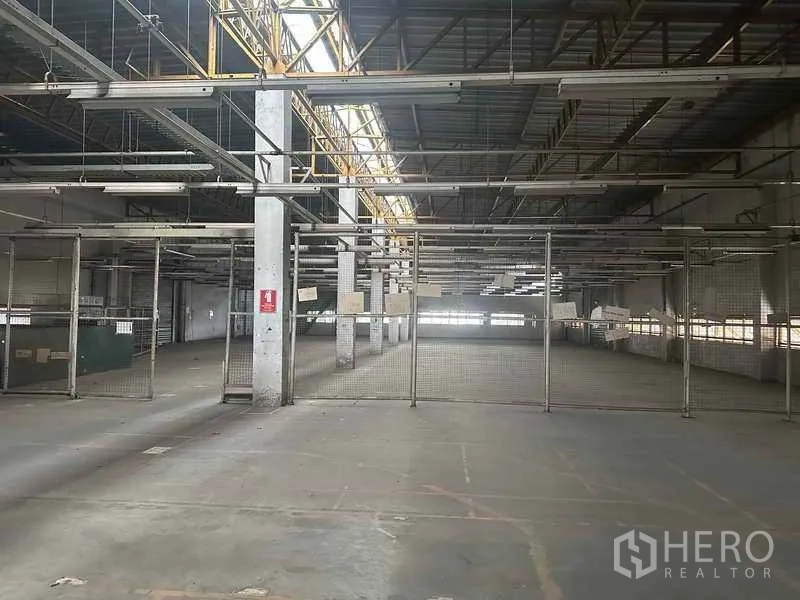 工厂 出租在Khlong Luang, Pathum Thani - 厂内生产大厅，钢结构屋架与网格隔栏