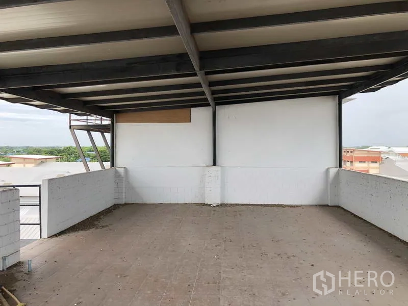 货栈 出租在Lat Lum Kaeo, Pathum Thani - 带顶露台/夹层空间，开放式视野俯瞰周边社区。