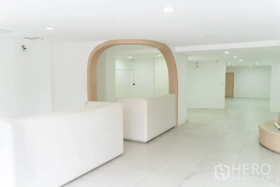 家庭办公室 for rent in Prawet, Bangkok - 白色接待区，弧形隔断与射灯设计。