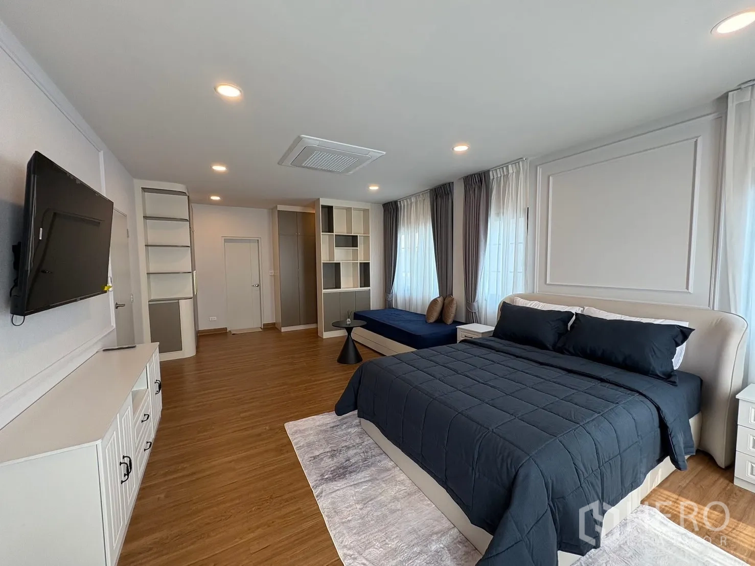 บ้าน for rent in Bang Phli, Samut Prakan - อีกมุมของมาสเตอร์พร้อมตู้วางทีวี ชั้นวางของ และเตียงบนพื้นไม้.