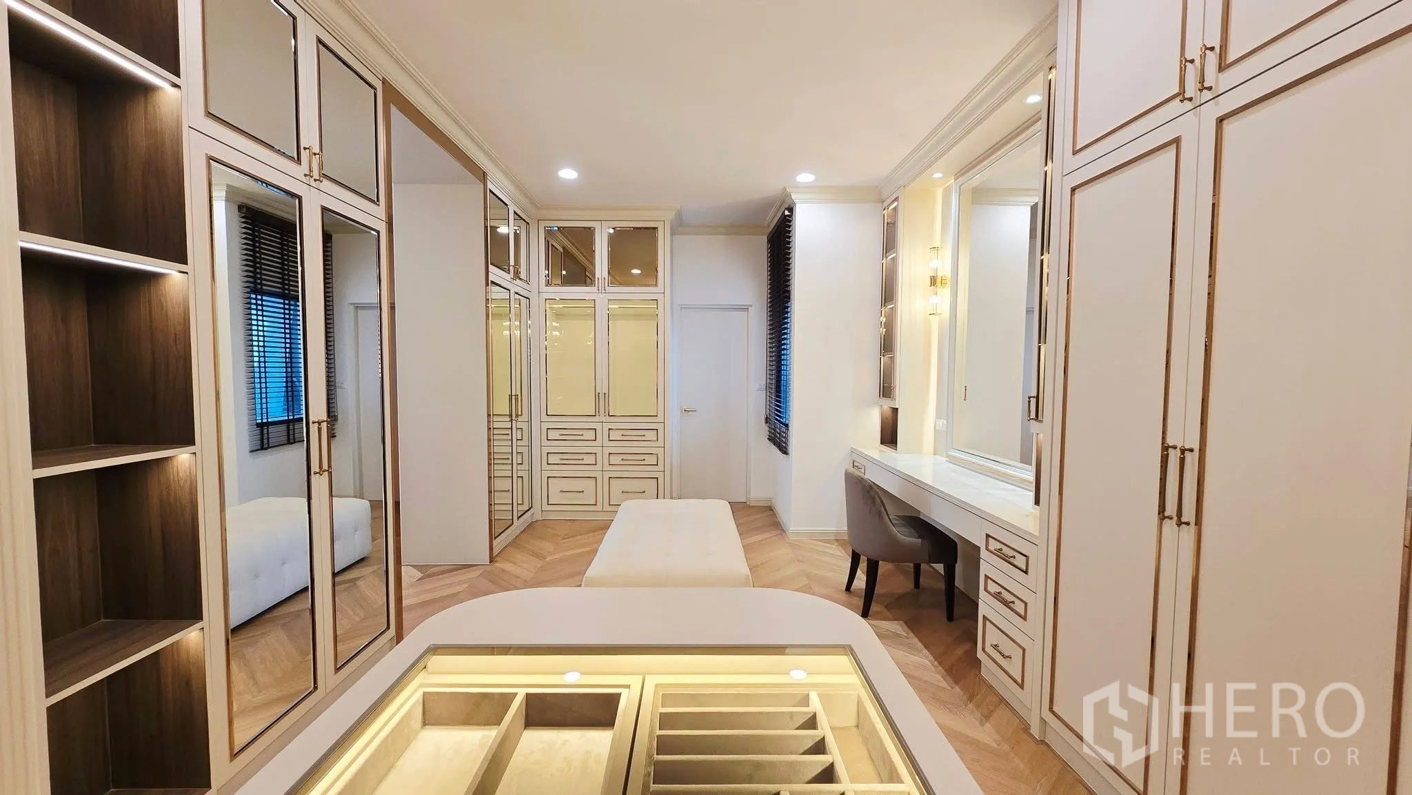 独立式住宅 出租在Prawet, Bangkok - 更衣室配梳妆台、抽屉与展示柜。