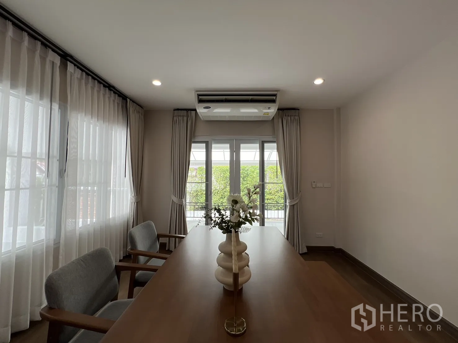 Detached House for rent in Mueang Samut Prakan, Samut Prakan - Modern indoor kitchen with island, pendant lights and built-in cabinetry.