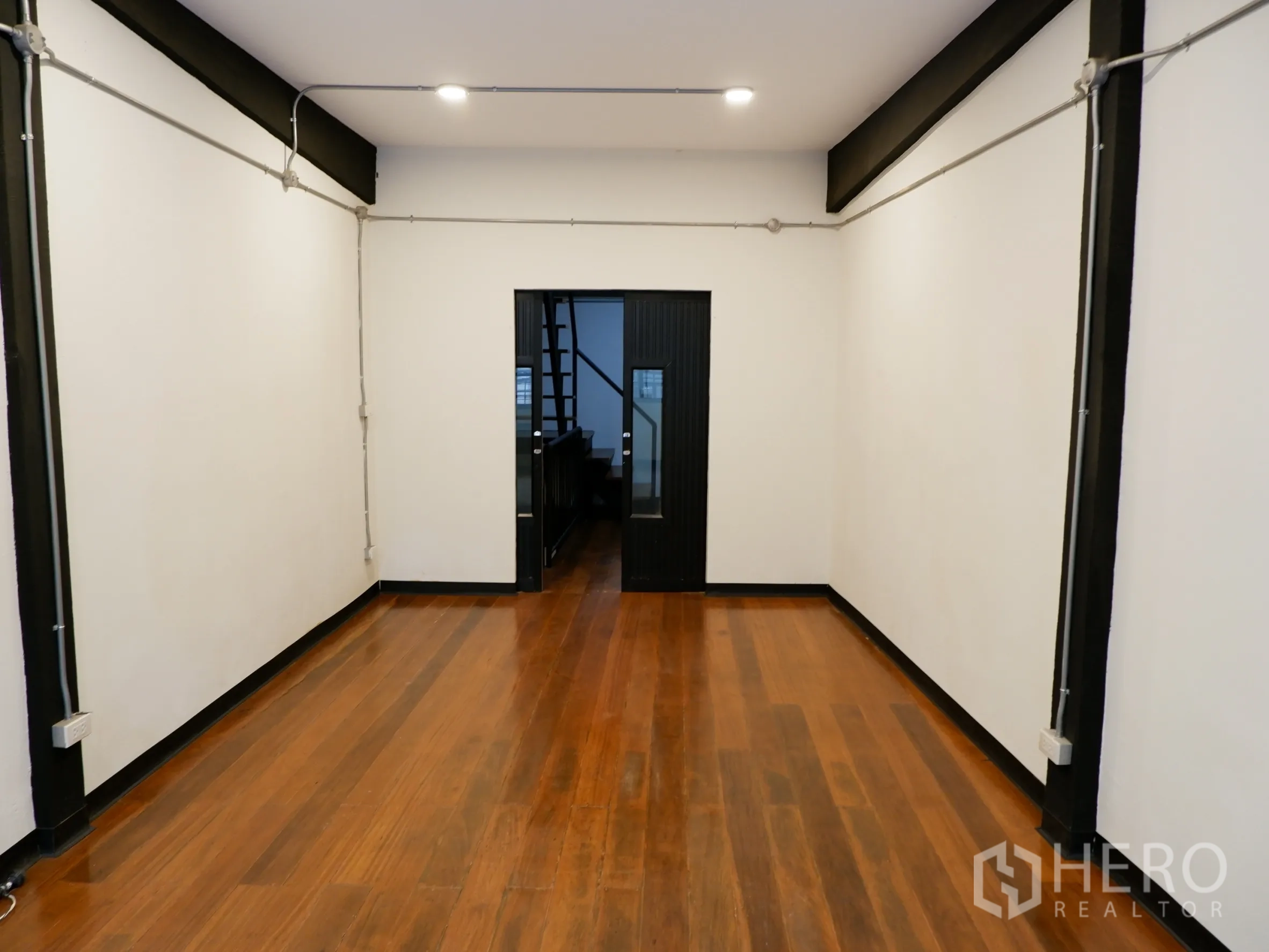 带办公室的家 出售在Bang Rak, Bangkok - 楼上工作区，实木地板与外露电管照明。