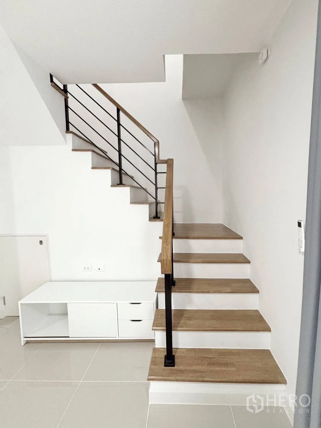 ทาวน์เฮาส์ for rent in Bang Phli, Samut Prakan - บันไดโมเดิร์นขั้นไม้ ราวเหล็ก พร้อมตู้วางทีวีใต้บันได