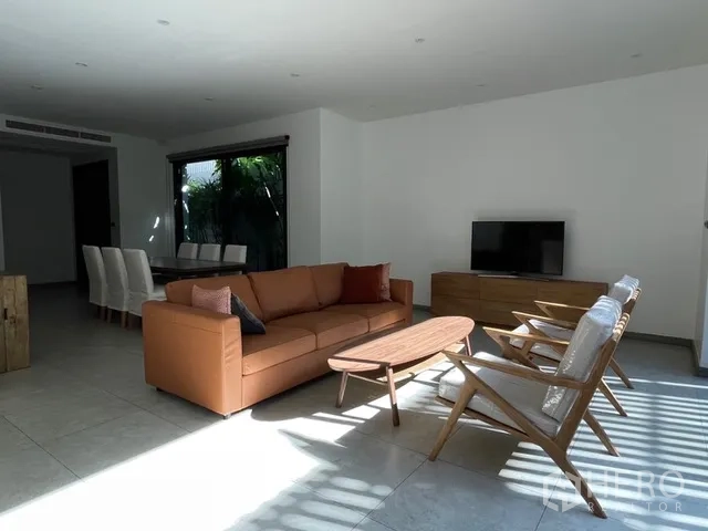 独栋房屋 for rent in Watthana, Bangkok - 开放式客厅，沙发、座椅、电视柜与餐区。