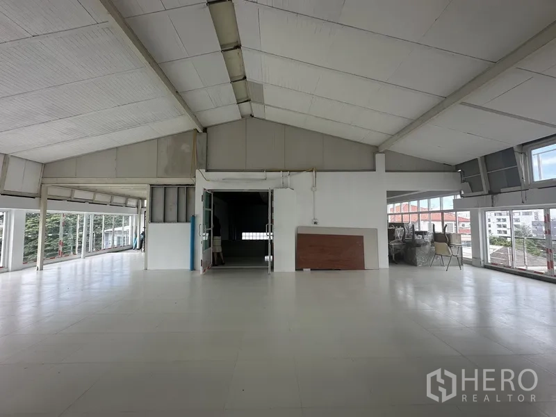 办公空间 出租或出售 - 顶层工作区，拱形保温屋顶与宽大窗户。