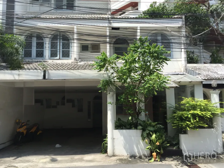 พื้นที่ขายปลีก ให้เช่าในWatthana, Bangkok - อาคารหน้าติดถนนสีขาวทรงโลว์ไรส์ หน้าต่างโค้ง มีที่จอดรถในร่มและสวนกระถาง เหมาะทำร้านค้า ใกล้ BTS ทองหล่อ.