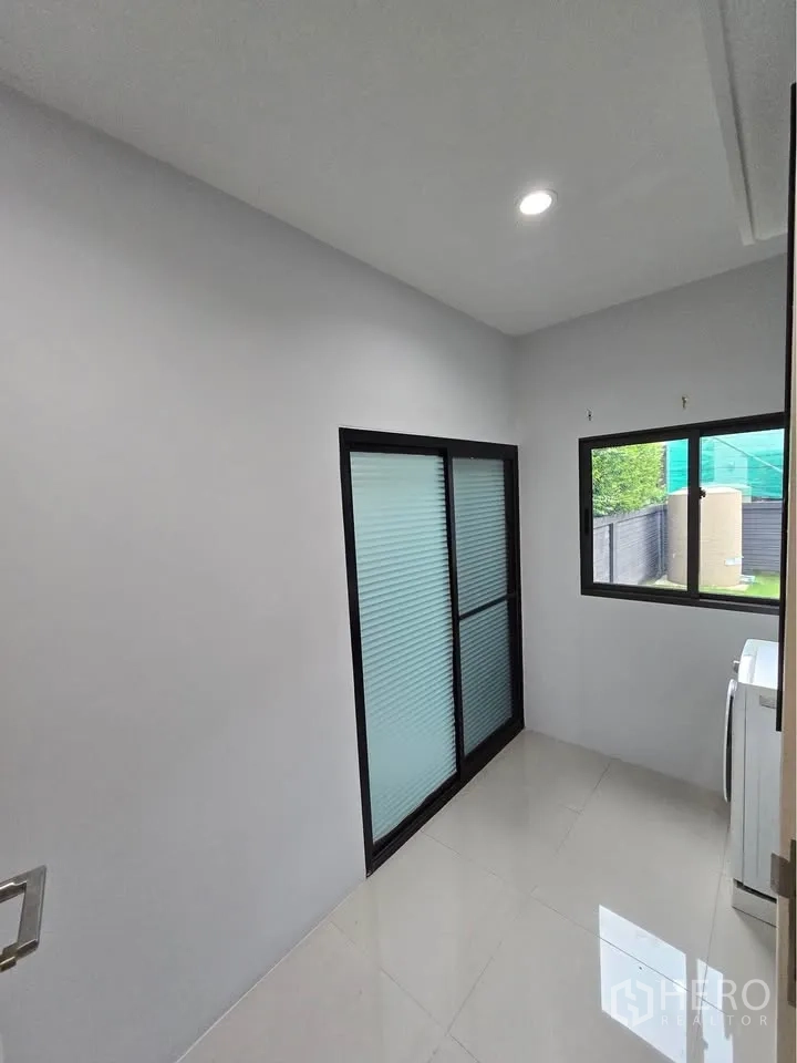 Detached House for rent in Bang Kapi, Bangkok - Bright small room with sliding glass door and window facing the yard.