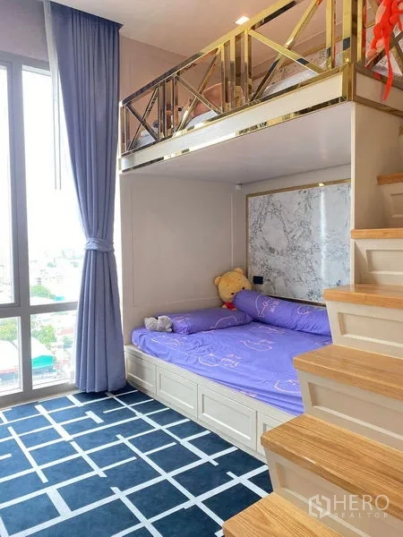 公寓 出售在Bang Kho Laem, Bangkok - 阁楼式次卧，带楼梯与储物抽屉，采光窗宽大。