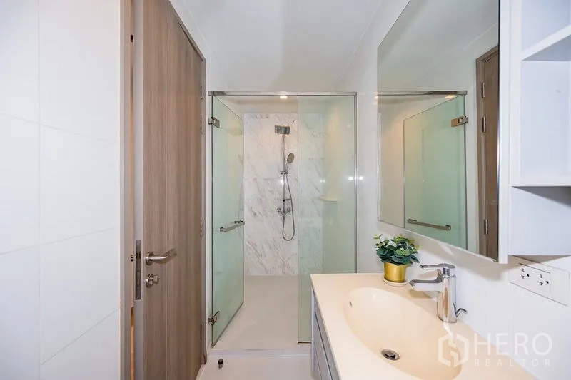 คอนโด ให้เช่าในWatthana, Bangkok - ห้องน้ำขนาดกะทัดรัดพร้อมตู้ shower กระจกและกระจกเงาทรงยาว