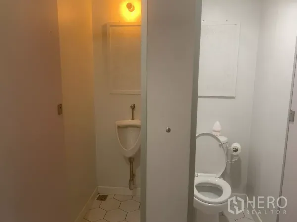 Retail Space for rent in Yan Nawa, Bangkok - Clean bathroom with toilet and urinal inside the retail space.