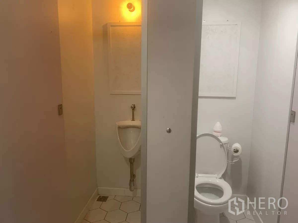Retail Space for rent in Yan Nawa, Bangkok - Clean bathroom with toilet and urinal inside the retail space.