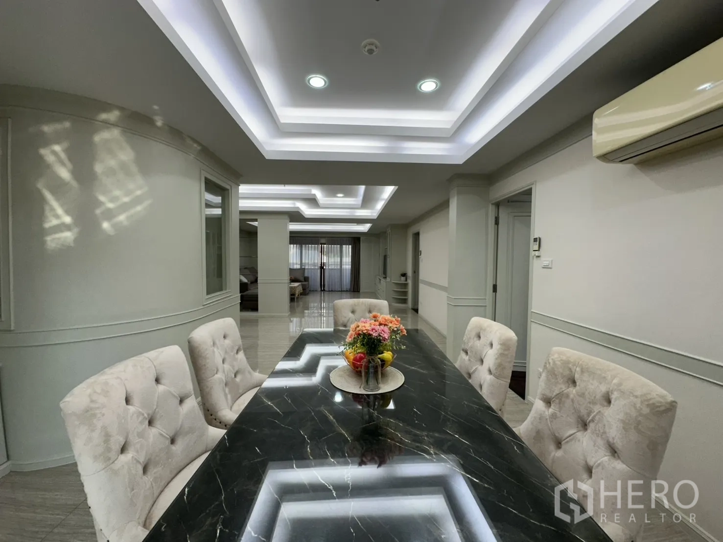 คอนโด for rent in Watthana, Bangkok - ห้องรับประทานอาหารสไตล์หรู โต๊ะแกรนิตสีดำ เก้าอี้กำมะหยี่ และไฟฝ้าหลุม