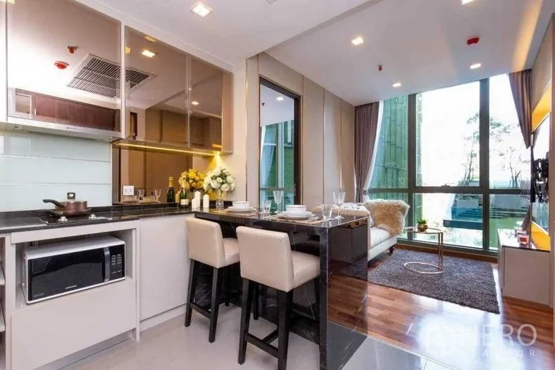 公寓 出售在Ratchathewi, Bangkok - 开放式厨房与餐吧连通客厅，大窗与木地板。