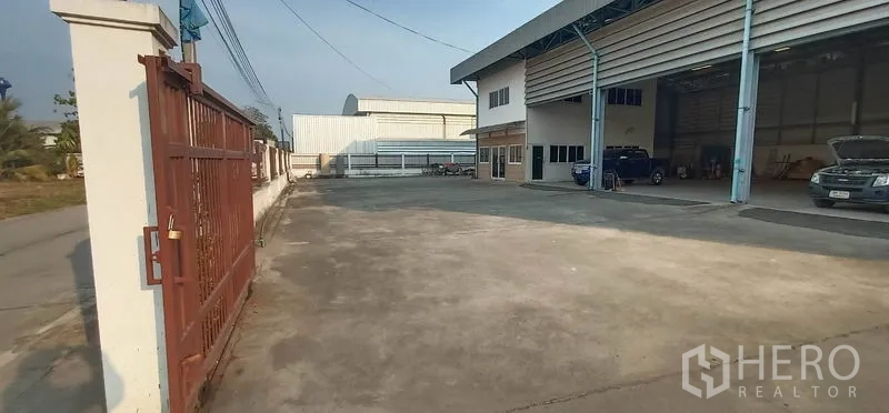 货栈 出租在Khlong Luang, Pathum Thani - 侧开大门通向宽阔硬化场地，卡车掉头进出方便。