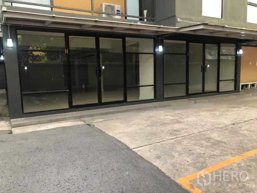Office Space for rent in Phaya Thai, Bangkok - Building exterior showing long glass frontage and driveway for easy access.