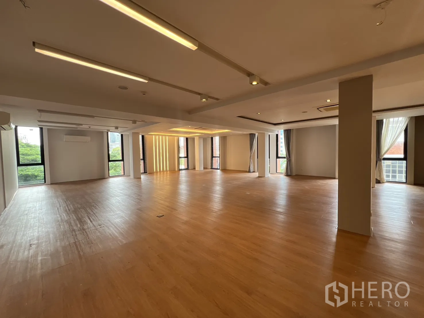 Retail Space for rent in Khlong Toei, Bangkok - Corner showroom level with herringbone flooring and roller shades.
