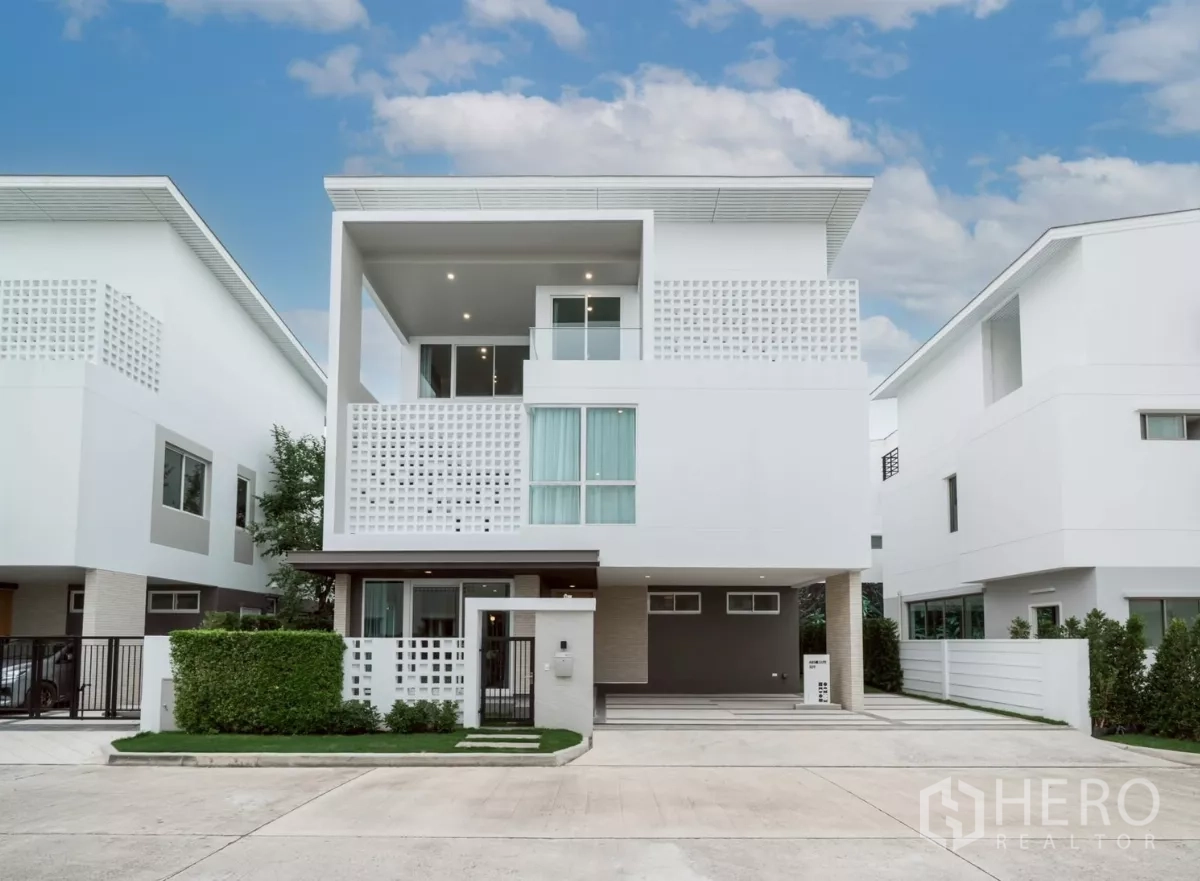 Detached House for rent in Saphan Sung, Bangkok - Modern three‑storey detached house exterior with carport and balcony in Saphan Sung, Bangkok.
