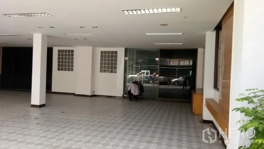Office Space for rent in Sathon, Bangkok - Open-plan ground-floor office with glass frontage and tiled floors in Sathon.
