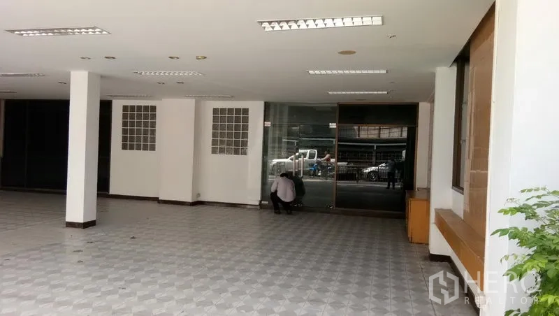 Office Space for rent in Sathon, Bangkok - Open-plan ground-floor office with glass frontage and tiled floors in Sathon.