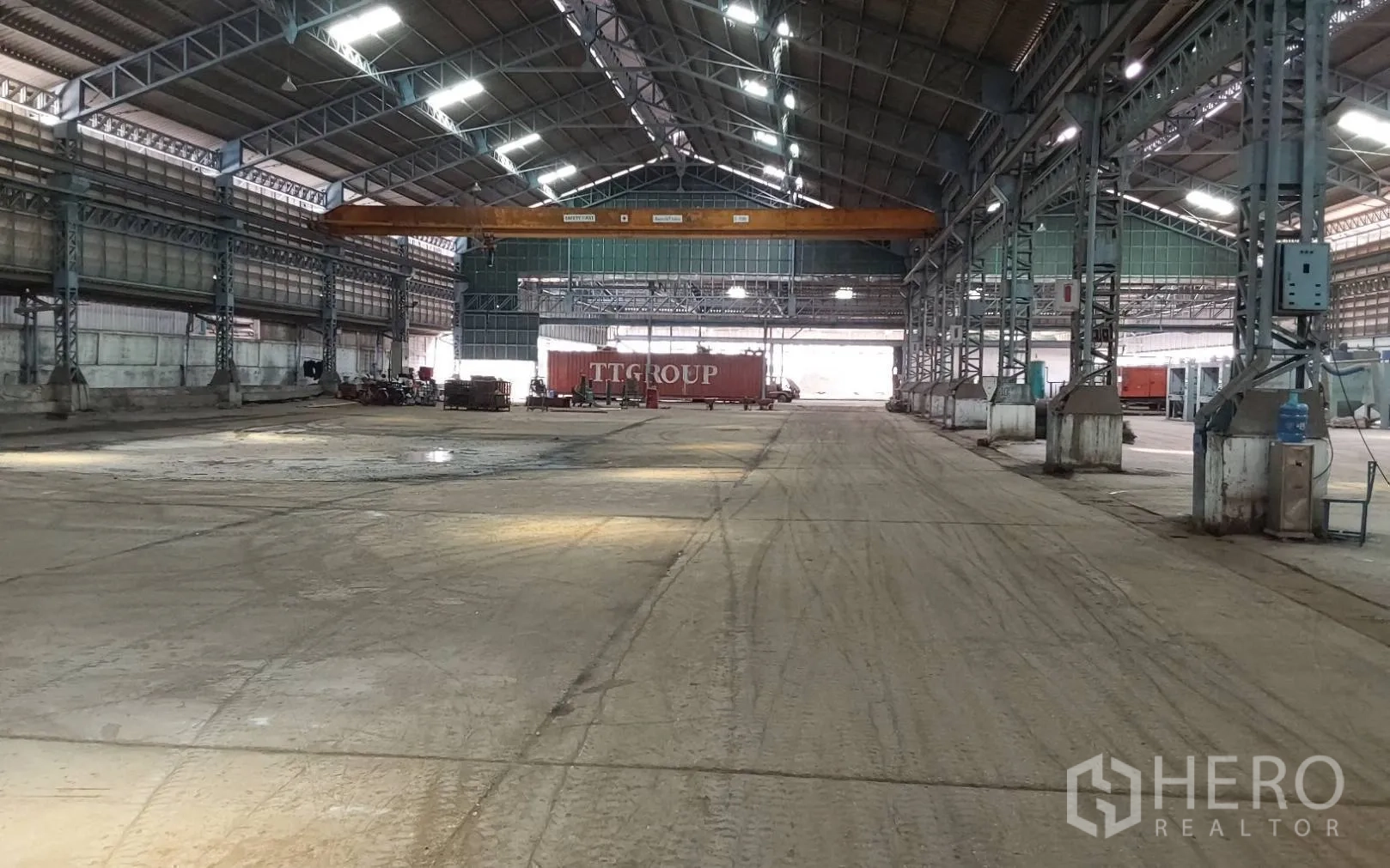 Factory for rent or sale in Bang Phli, Samut Prakan - Warehouse interior showing container loading area and gantry crane.