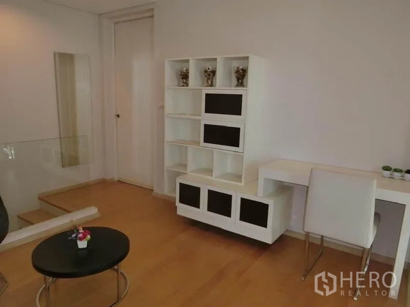 公寓 出租在Ratchathewi, Bangkok - 卧室电视柜与大窗式镜面，配空调