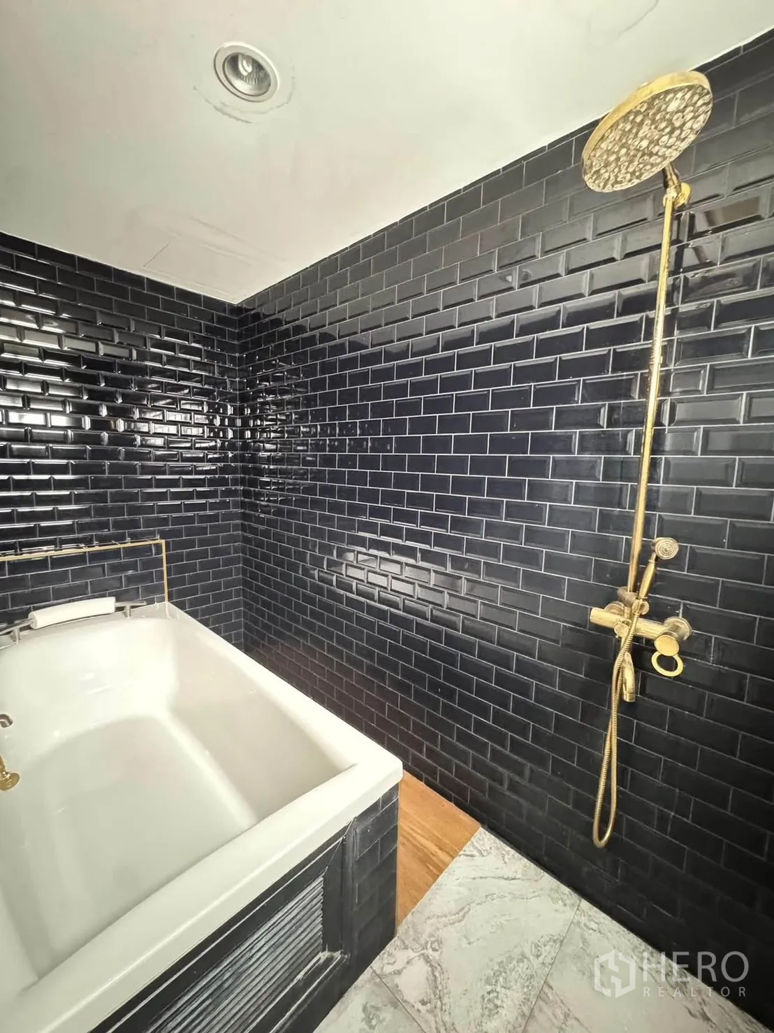 半独立式住宅 for rent or sale in Suan Luang, Bangkok - 浴室采用黑色地铁砖，配浴缸与金色雨淋花洒。