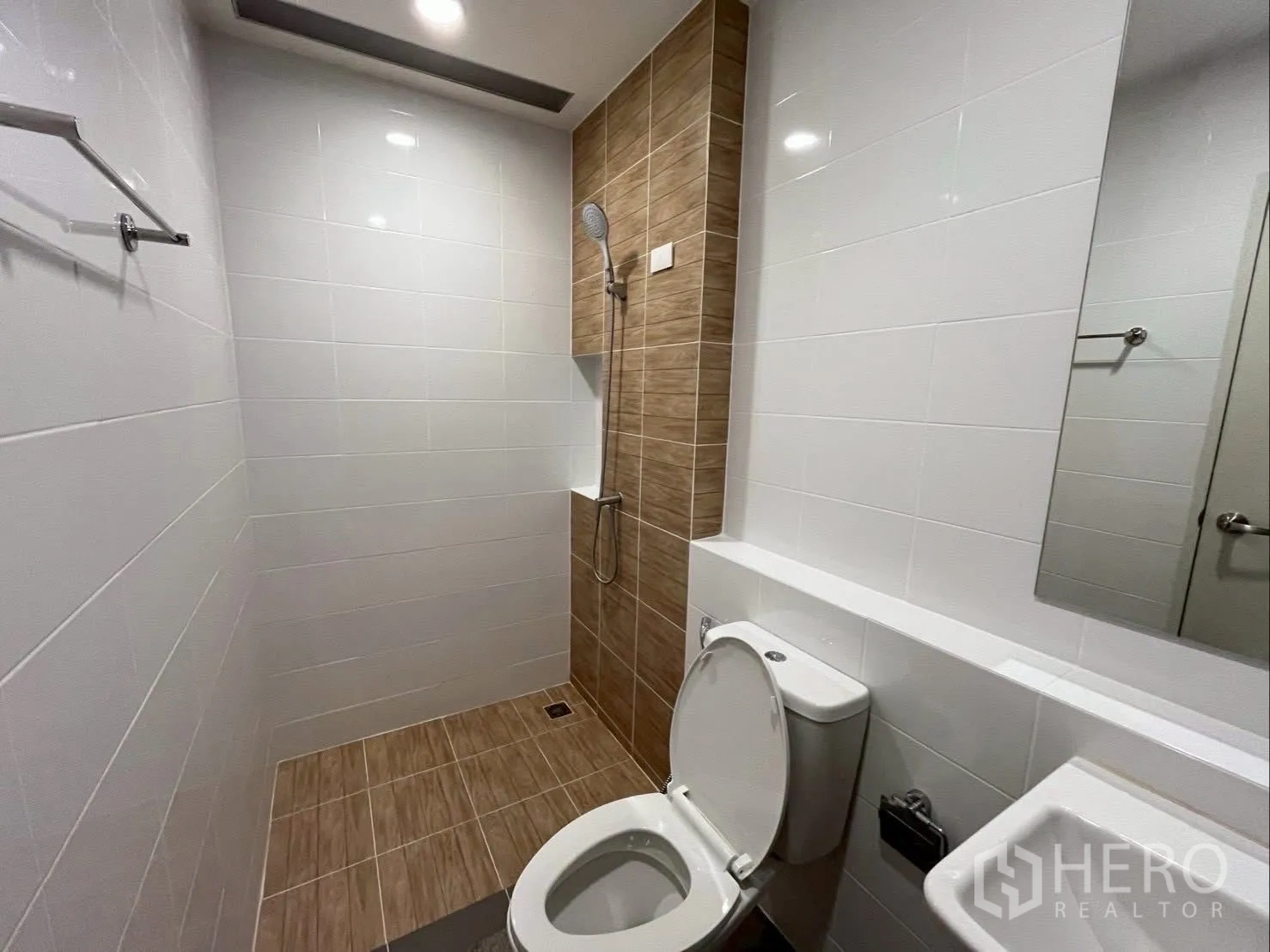 ทาวน์เฮาส์ for rent in Bang Phli, Samut Prakan - ห้องน้ำพร้อมพื้นที่อาบน้ำแบบวอล์กอิน กระเบื้องสีขาวตัดลายสีน้ำตาล.
