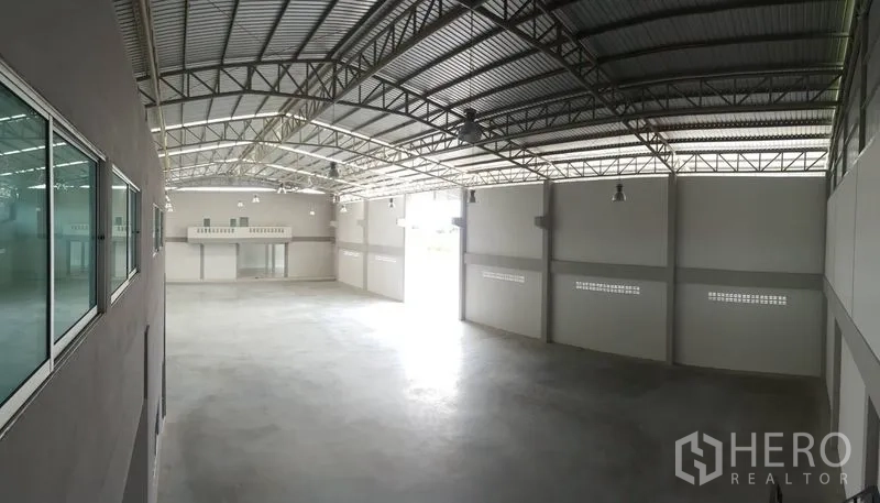 โรงงาน ขายในBang Sao Thong, Samut Prakan - ภายในโกดังเพดานสูง มีช่องแสงและทางเข้าโหลดสินค้า.