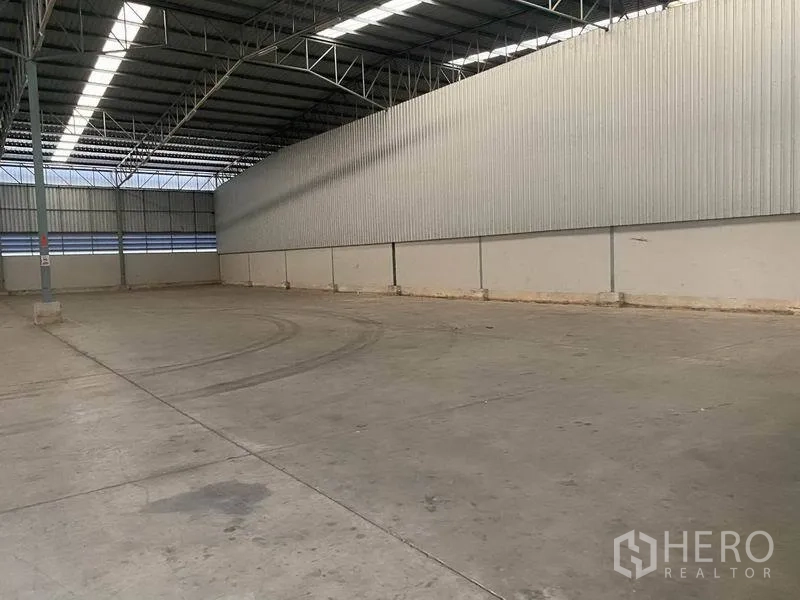 货栈 出租在Lat Krabang, Bangkok - 大跨度仓库内景，高屋顶与宽阔机动空间，混凝土地坪