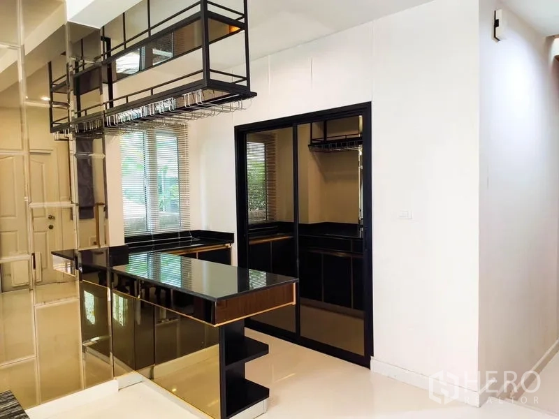 บ้าน ให้เช่า - แพนทรี่เคาน์เตอร์สีดำทอง มีชั้นแขวนแก้วและประตูกระจกสไลด์เข้าครัว