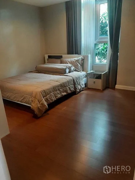 คอนโด ให้เช่าหรือขายในHuai Khwang, Bangkok - ห้องนอนเตียงคู่ หน้าต่างมุมห้องพร้อมวิวสวน