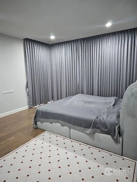 Detached House for rent or sale in Lam Luk Ka, Pathum Thani - Alternate angle of master bedroom showing corner windows and curtains