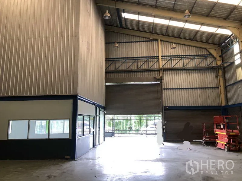 货栈 出租在Bang Phli, Samut Prakan - 宽敞仓厅，超高卷帘门、天窗采光与后部设备区。