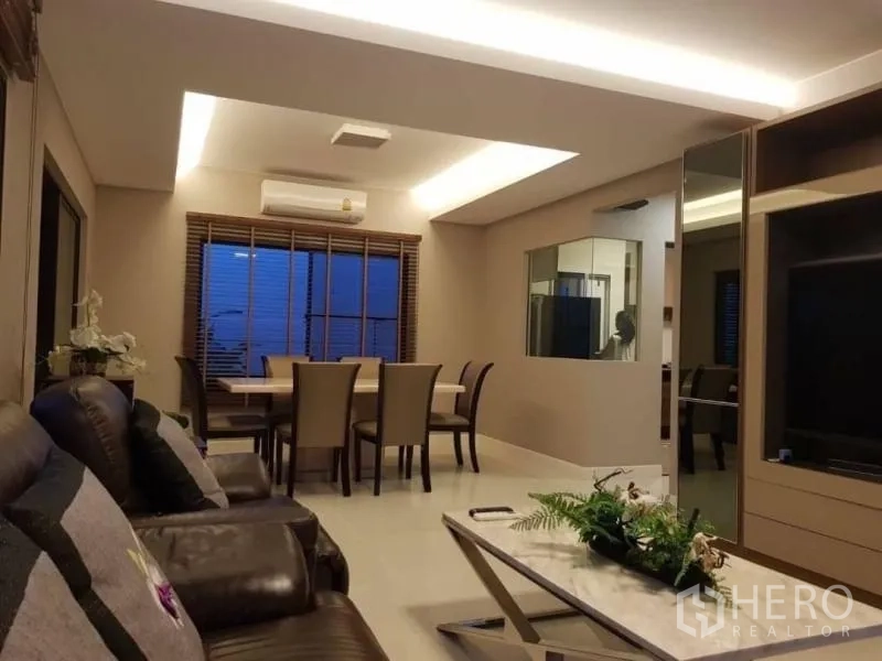 Detached House for rent in Bang Phli, Samut Prakan - Dining area for six with ceiling lighting, viewed from the living room.