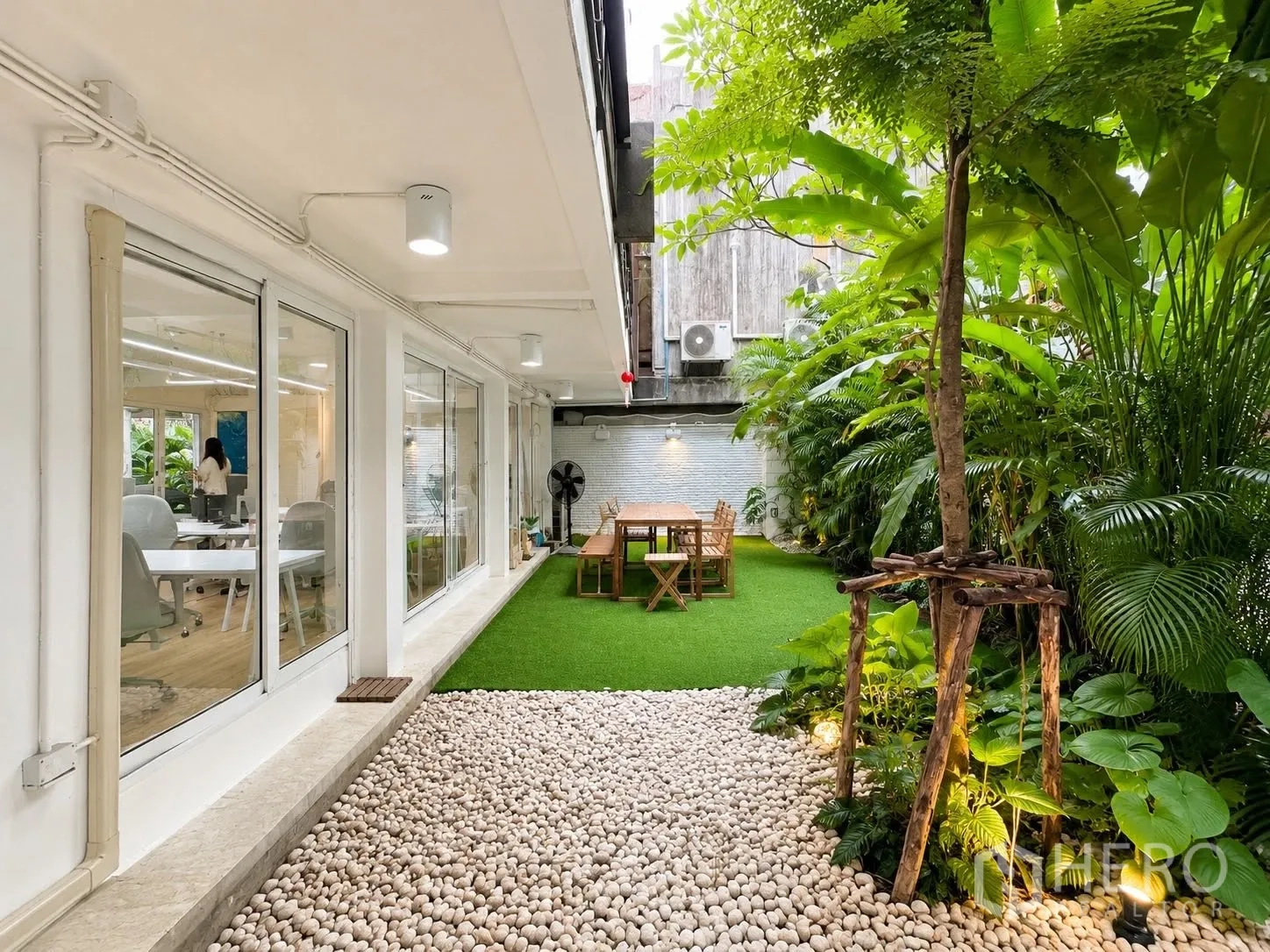 办公室 for rent in Phaya Thai, Bangkok - 园景区有草坪、卵石与户外座椅，紧邻办公室。