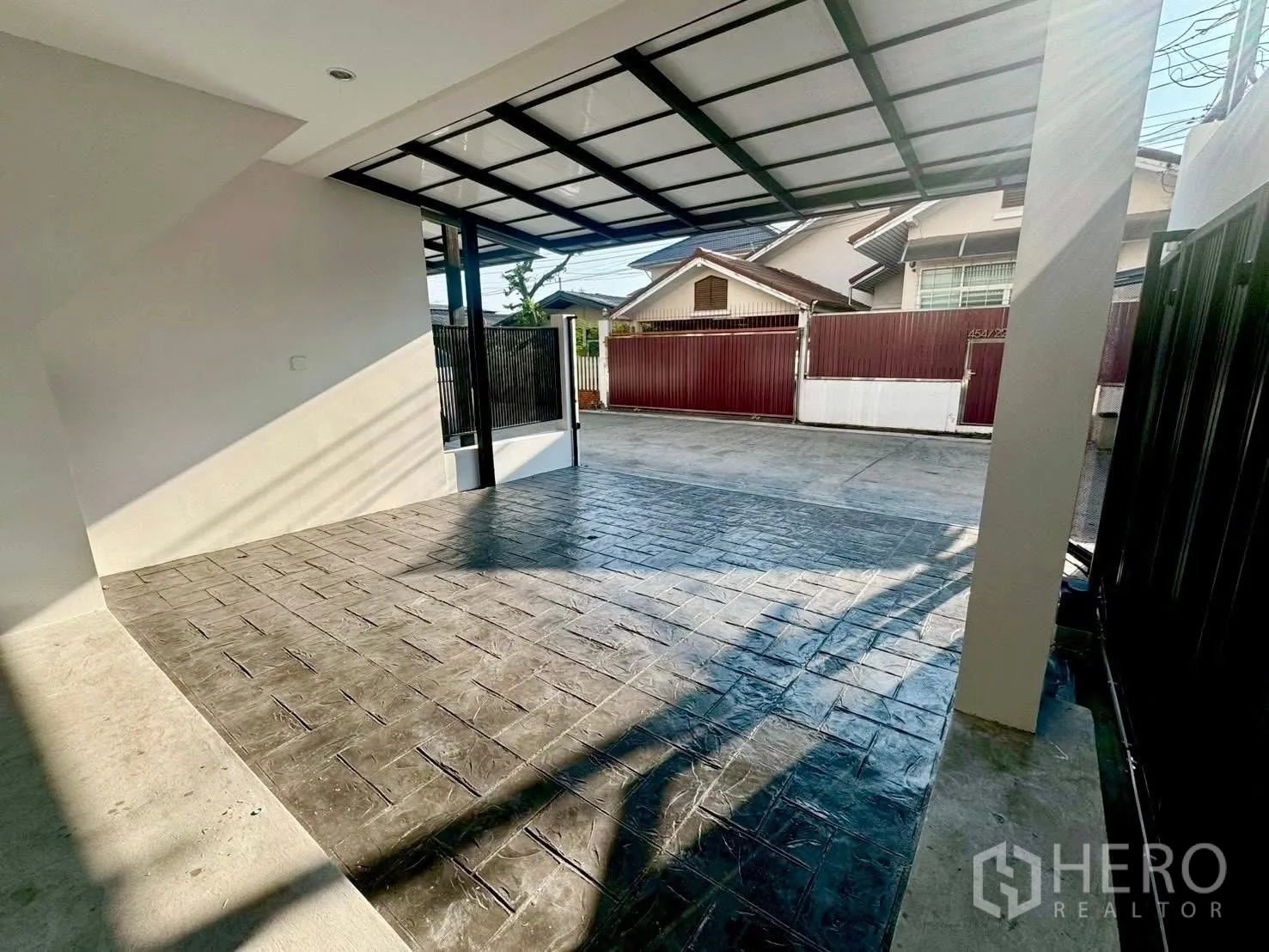 家庭办公室 for rent in Wang Thonglang, Bangkok - 带顶车棚，压模地坪与临街大门。