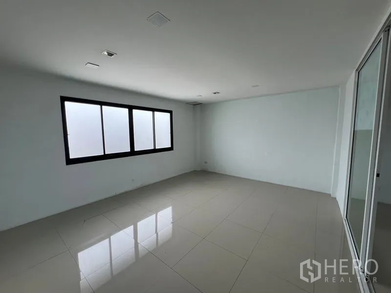 货栈 出租在Bang Phli, Samut Prakan - 宽敞办公室，侧窗与素色墙面，光洁地砖。