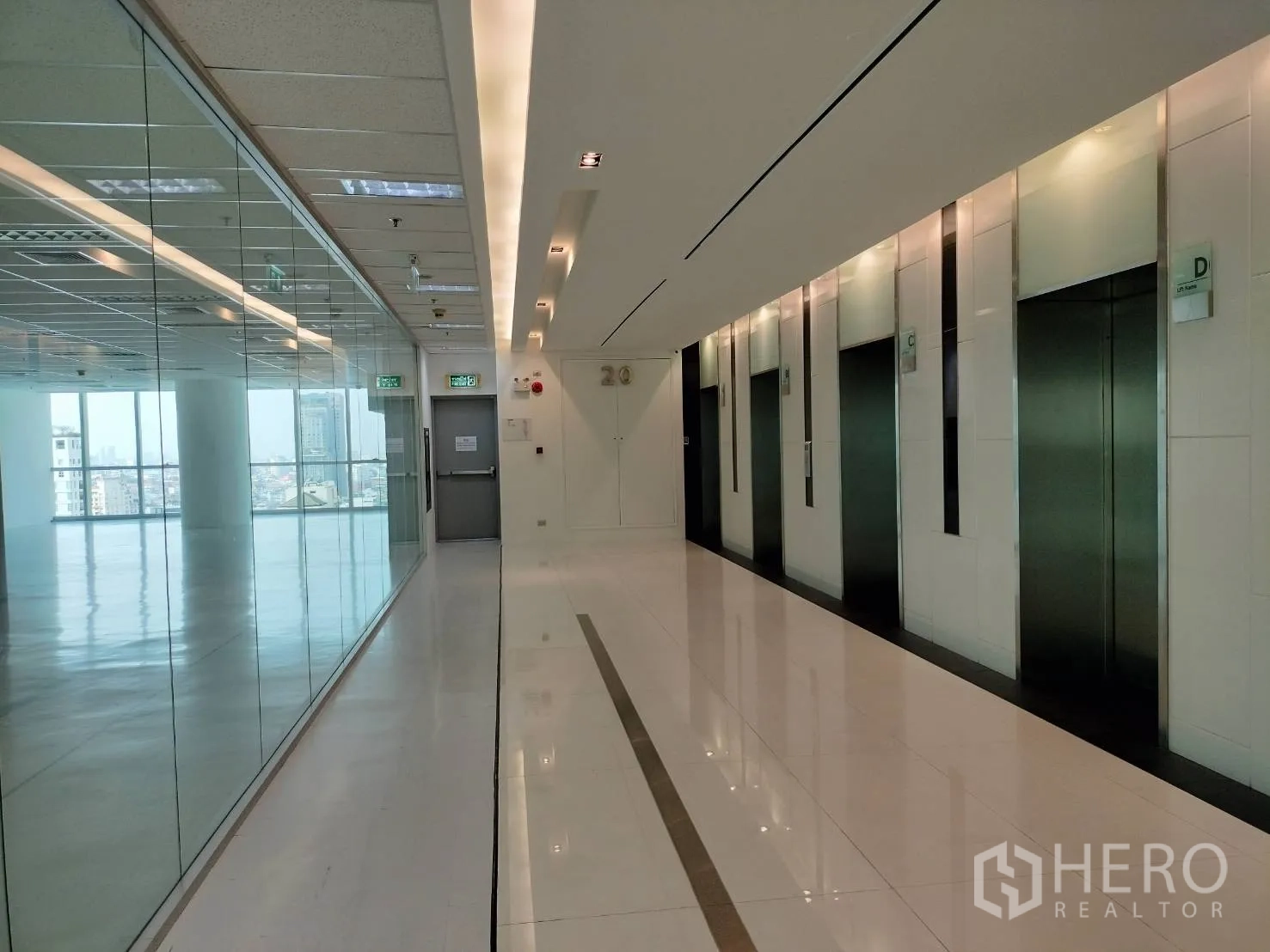 零售空间 for rent in Sathon, Bangkok - 现代电梯大堂设多部电梯，旁连玻璃幕墙的商用空间.