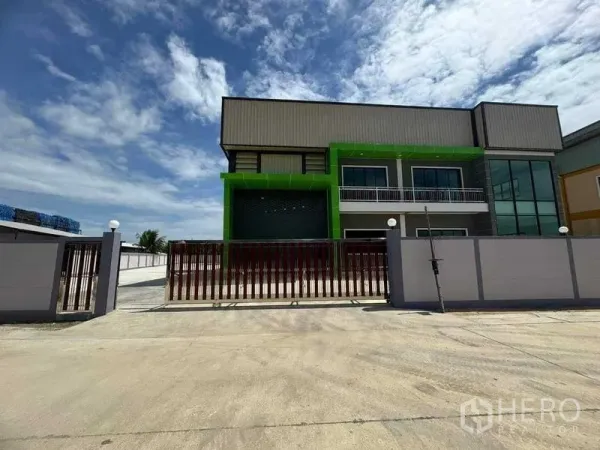 โรงงาน ขายในSamut Sakhon - ด้านหน้าโรงงานหลังรั้วสไลด์ พร้อมกำแพงรอบโครงการและทางวิ่งรถ