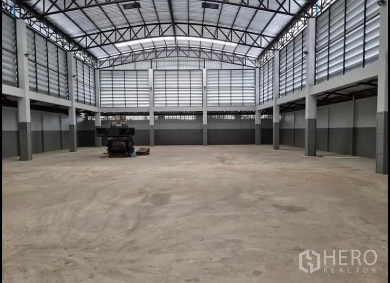 货栈 出租在Khlong Luang, Pathum Thani - 大型仓库大厅，高挑拱形钢结构屋顶与侧墙百叶通风。