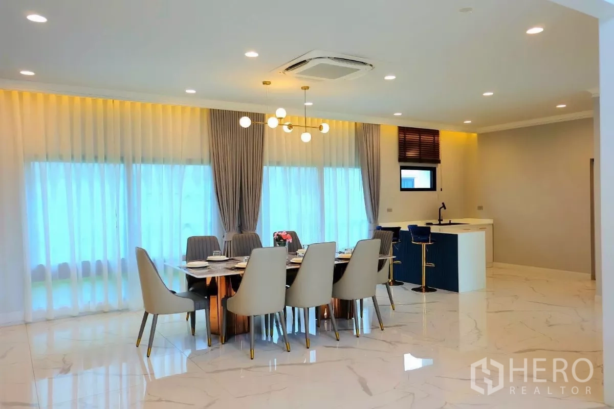 บ้าน ให้เช่าในBang Phli, Samut Prakan - โซนรับประทานอาหารสว่าง ครัวไอส์แลนด์พร้อมสตูลบาร์และผ้าม่านโปร่ง.