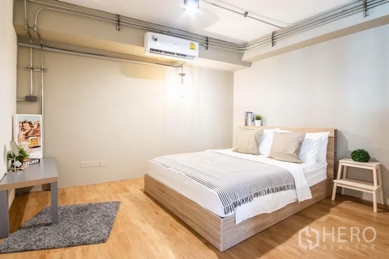 Home Office for rent in Phaya Thai, Bangkok - Cozy bedroom or executive office with double bed, air-conditioning and wood floors.