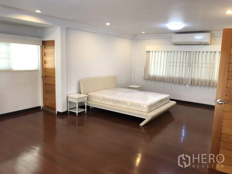 บ้าน ให้เช่าในSuan Luang, Bangkok - ห้องนอนใหญ่พื้นไม้ มีเตียงและเครื่องปรับอากาศ