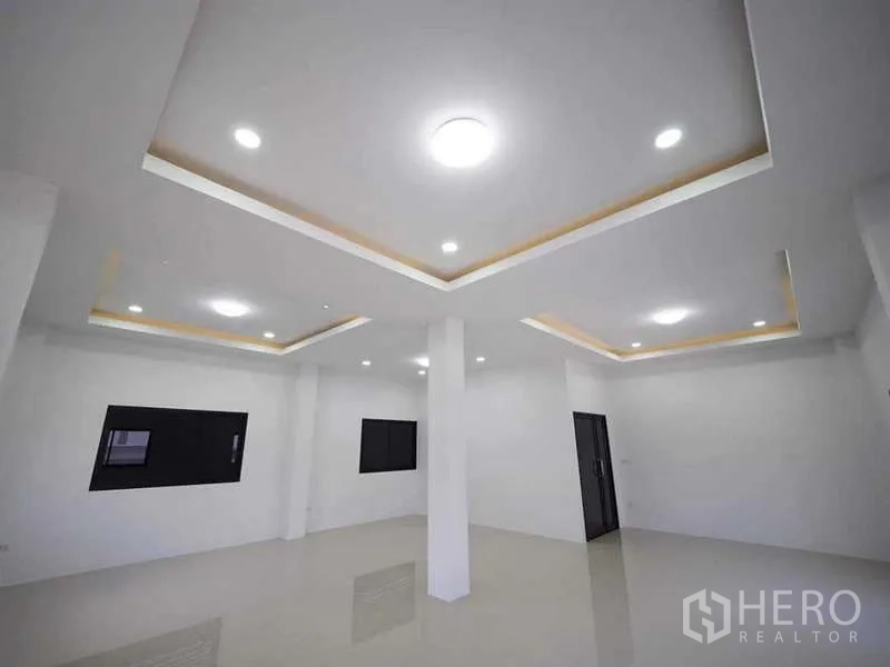 货栈 出租或出售在Krathum Baen, Samut Sakhon - 开放式办公室，现代吊顶与黑色窗框。