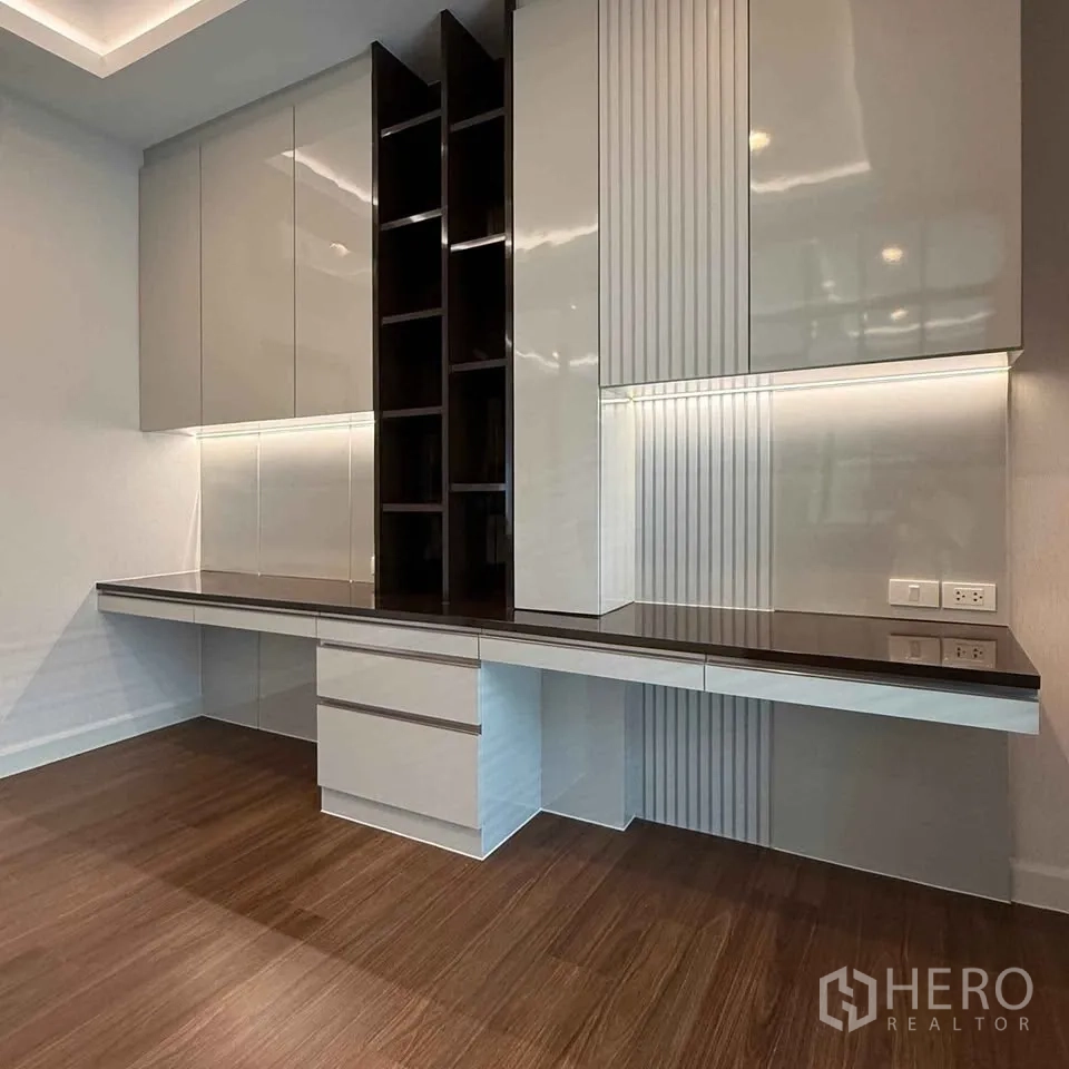 Detached House for rent in Bang Phli, Samut Prakan - Home office area with long built-in desk, storage and open shelves.