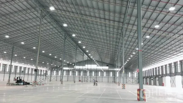 Warehouse for rent in Si Racha, Chon Buri - Open warehouse floor showing tall clear height, skylight strips and steel support columns.
