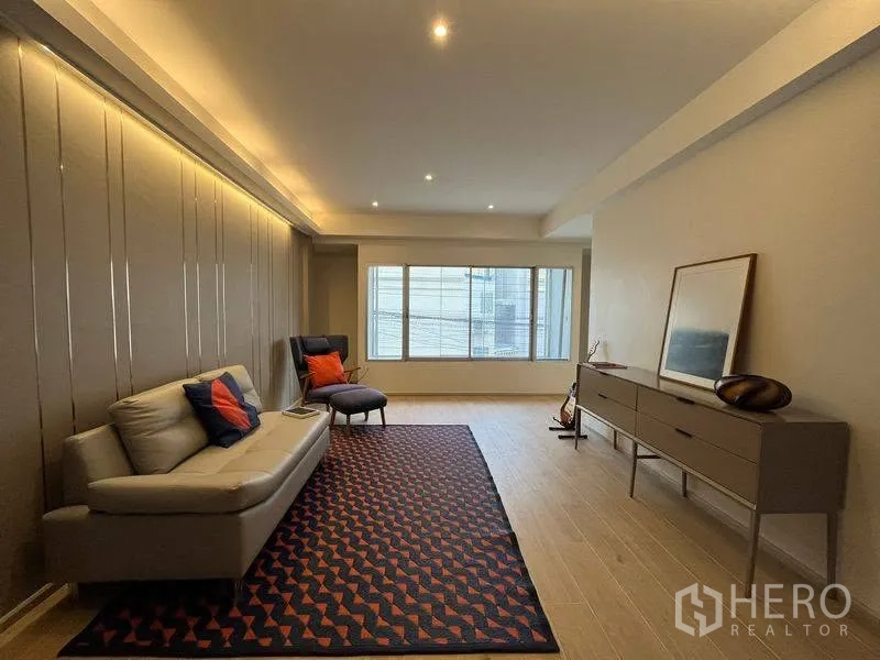 ทาวน์เฮาส์ for rent in Phra Khanong, Bangkok - มุมมองอีกด้านของเลานจ์ เน้นไฟฝ้าและหน้าต่างขนาดใหญ่.